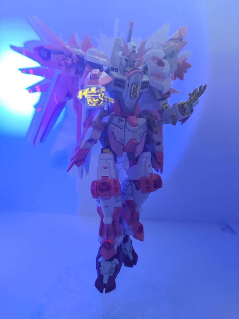 パルマ・フィオリトゥーラ全身の粒子結晶体のエネルギーを使用する事で発動出来る格闘武装掌部が触れた敵機の電子系統を内部から破壊することにより、敵機の無力化が可能