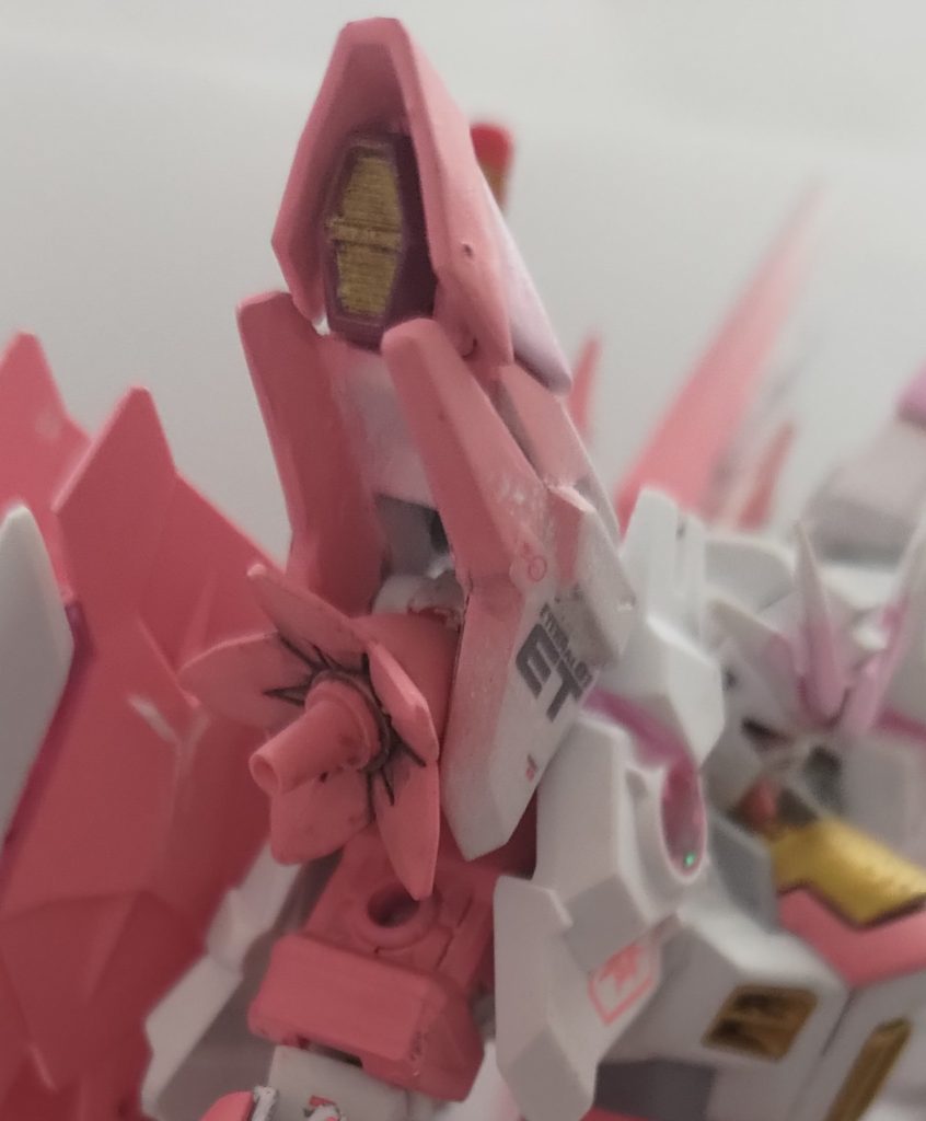 無線攻撃端末「オウカ」左右肩部に各六基ずつ搭載されている無線攻撃端末展開されていない四基は蕾の形で収まっているどう見てもファル○アビット