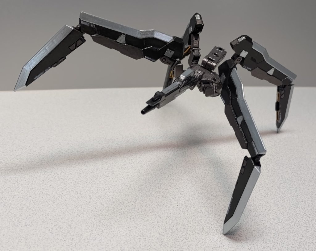 ブースターもしくはチャージフォームから着陸して、自走砲となるシューターフォーム！　かなりネタっぽい見た目ですが、ロングライフルとトリプルガトリングを構えた本体と連携して敵側面へビームキャノンを撃ち込む十字砲火はなかなか厄介じゃないでしょうか。ビルドファイターズのジムスナイパーK9対ケンプファーアメイジング戦でも自走砲は大活躍してましたしね。