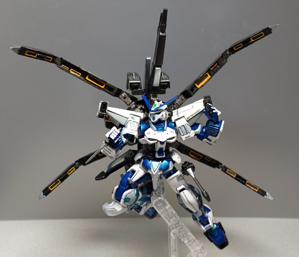 ここからはネオタクティカルアームズの形態変化を交えたアクションになります。まずは近接格闘特化形態、クロスフォーム！　フライトフォームからソード部の向きを変え、前面の敵へ攻撃する形態です。