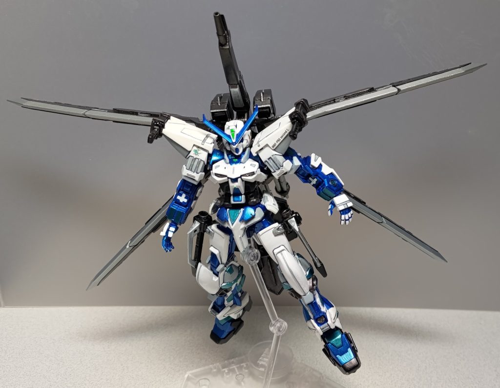 フロントショットです。エールストライカーやフォースシルエットを彷彿とさせるネオタクティカルアームズの基本形態、フライトフォーム！　本当は自立させたかったんですよ、RGのフォースインパルスみたく下段の羽を接地させて・・・しかし、組み上げた後になって関節の強度不足が露呈したため、おとなしくアクションベースに頼りました。<備忘録という名のカラーレシピ>白：クールホワイト、グランプリホワイト灰：明灰白色　　青：メタリックブルー、青竹色緑：蛍光グリーン　　橙：オレンジイエロー　　黒：焼鉄色、黒鉄色、メタルブラック、アクリルガッシュ(黒)銀：GXホワイトシルバー、ガンクローム桃：蛍光ピンク　　赤：蛍光レッド今回で焼鉄色がほぼ空っぽになりました。記念すべき1個目の使い切り塗料です。