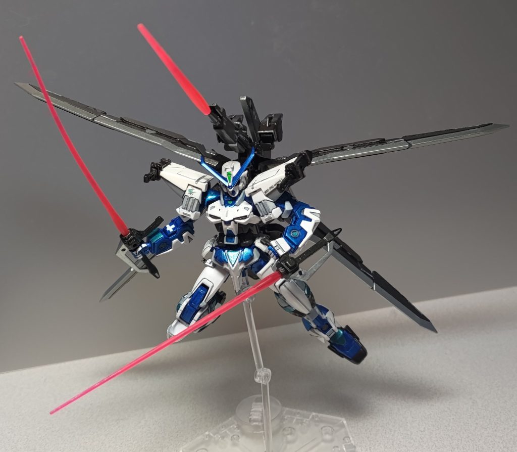 両腿にマウントしたタクティカルアームズの柄はビームサーベルとして扱えます。ビームエフェクトは蛍光ピンク塗り。把持部を変えてトンファースタイルで構えることも可能です。また頭上から構えるビームキャノンにもビームエフェクトを装着できます。ビームサーベル三刀流！