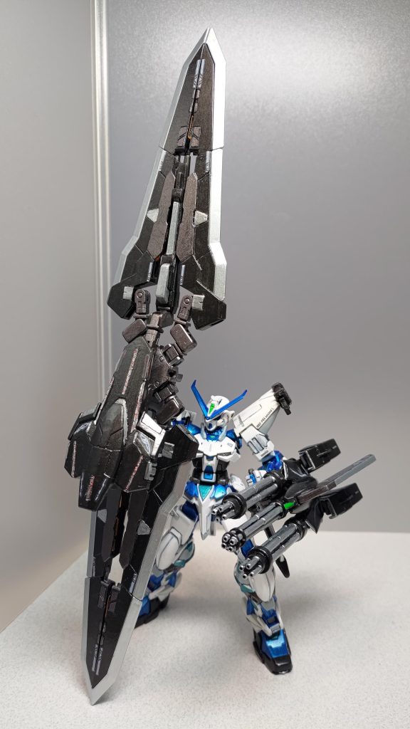 そして、これが最終形態バスターフォーム！　デカい。盾としても十分・・・どころか、十八分目くらいの大きさです。本体がネオタクティカルアームズを手に持つ際はジャイアントガトリングに付属する把持部を装着し、短めのアームパーツで肘のハードポイントとも接続します。