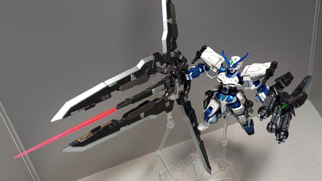 さすがにこんなもん持ってたら動けんだろうと思われるかもですが、両手の武装後部にあるスラスターと機体の肩にあるフィンスラスターを使えば、継続的な飛行は無理でも短時間の突撃機動はできます(たぶん)。バスターフォームの先端を開けばビームキャノンを使うことも可能。射撃だけでなく前述のとおりビームサーベルにもなるので機能的ですね。・・・いや、さすがに武器がデカすぎるせいでビームエフェクトが小さく見えて、これはむしろショボい・・・と、思ったので！