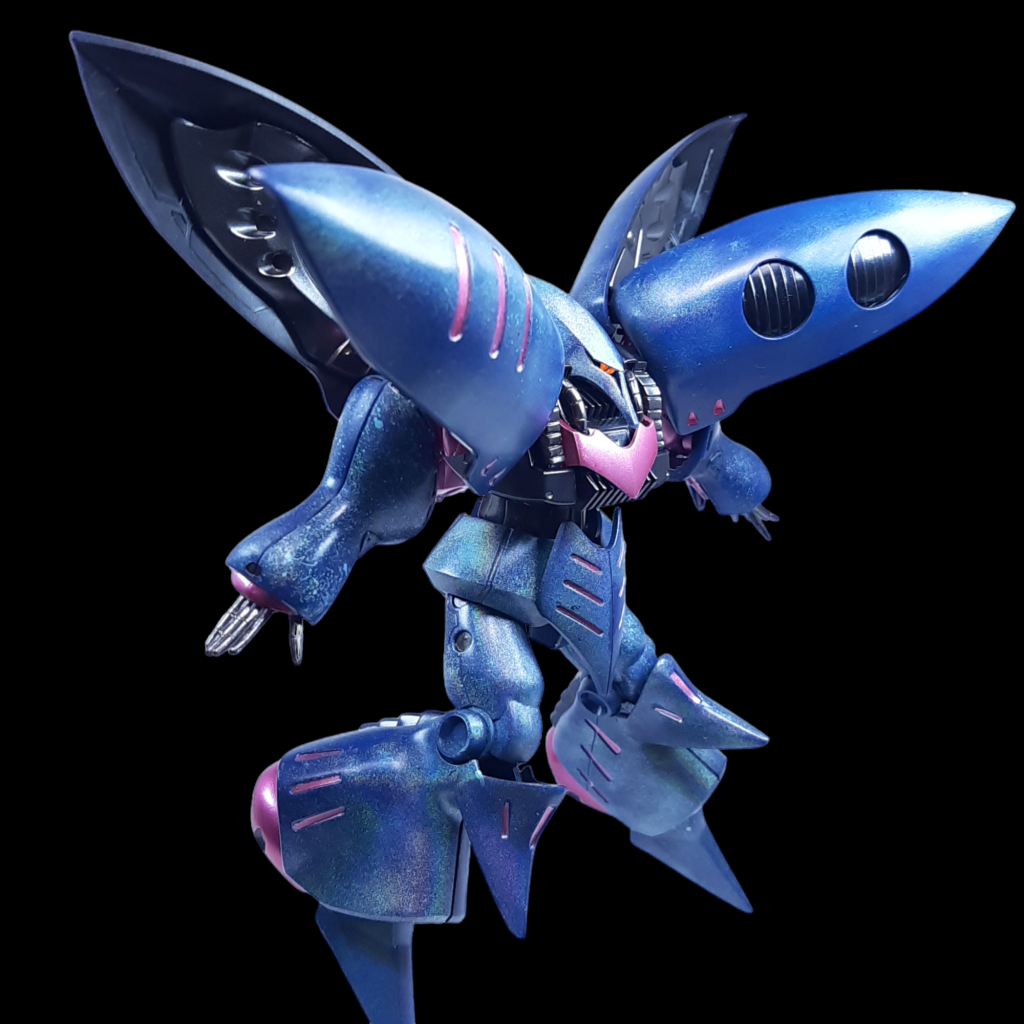 青い装甲は成形色の上にそのままホロマーカー塗装です。それ以外の部分はエアブラシによるメタリック塗装です。