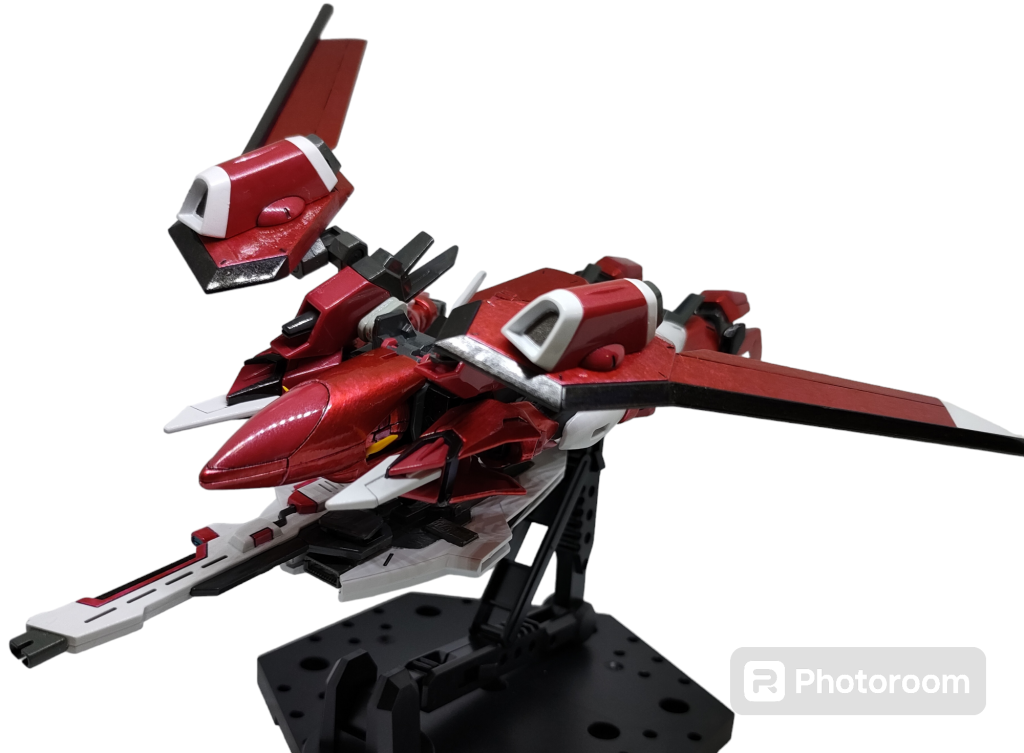 シールドの穴を埋めたのでライフルはシールド裏側に穴を開け、グリップ部分にプラ棒を差し込む形で固定。肩のパーツは機首に沿わせるようパーツを削り可動域を広げています