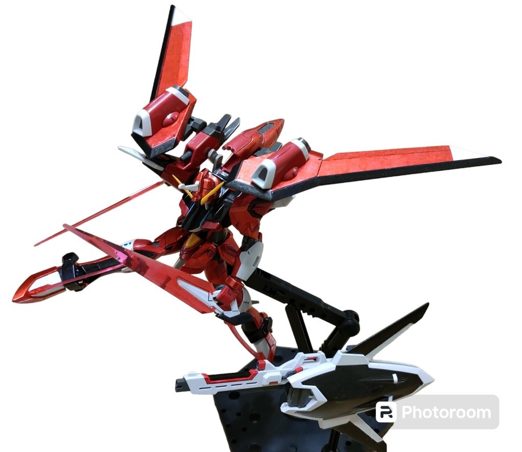 やっぱりリフターを上げたほうがジャスティス感が増すと思います!劇中サーベルを投げたりシールドを飛ばしていたので、ライフルも一緒に飛ばしてみました(笑)ライフルの向きを反対にしたらもちろん盾特攻も出来ますよ!