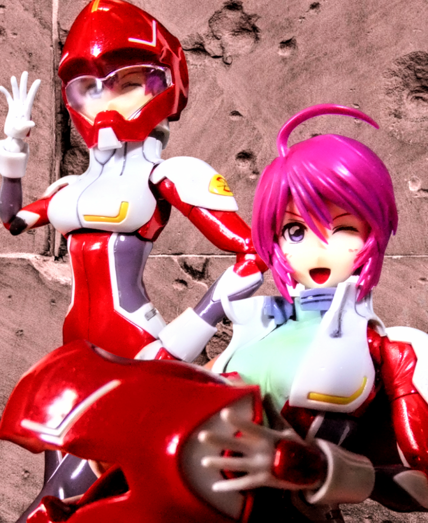 ヘルメットはノーマルスーツと同じ塗装後にスーパークリアーⅲ光沢を吹き重ねて乾燥後に金属みがきのピカールで磨き込んでいます。柔らかインナーパーツは塗装は難しそうだったのでツールクリアーで稀釈したクリアーグリーンを綿棒で擦り付けて強引に陰影をつけています。※上記の塗装法は「 正工法」では無いので自己責任でお願いします🙇