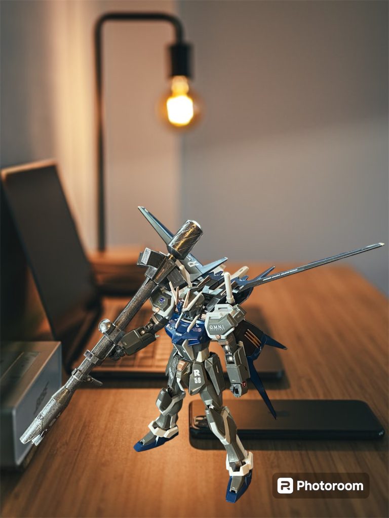 過去作ですが、SEEDコンに出したくてデカールワークだけ追加で施して撮影しました。2020年に全塗装していたもので、まだ改造など全くしていなかった頃なので、色変えのみのHGCEストライクです。一度作った事のあるキットは基本おかわりしない自分としては珍しく、じつはHGCEストライクはこれが2体目制作でした。(正確には1体目はカラバリキットのストライクルージュ)それだけ“平成のファーストガンダム”としてのデザイン性にも惹かれるものがあったんでしょうね(gandam1)後期主役機のフリーダムよりも好みでした。