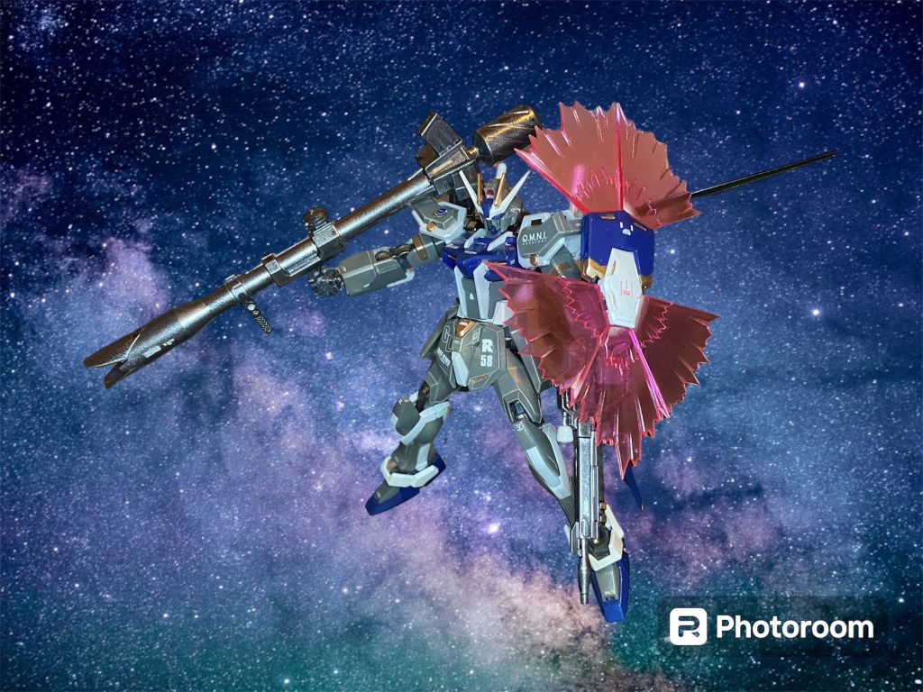 GAT-X105R ストライクプラスはその大西洋連合にて、かつての試作機X105ストライクを次世代量産機として再設計・再生産した機体である。二度の大戦を経て、かつての物量を誇った連合も人的資源の不足は深刻であり、特にMSパイロットは育成に時間とコストもかかる上で、ナチュラル対応OSをもってしても、依然コーディネーターパイロットとの遺伝的能力差を覆すには至らなかった。そこで数的不足を補う為のリモート操作可能な子機として、また戦闘型AIによる自律行動可能な無人機として開発されている。