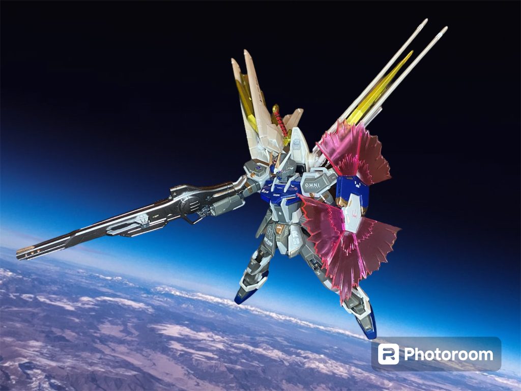 ストライク最大の特徴であったストライカーパックシステムは、後に開発されたシルエットシステムとの互換性をも持つ新型にアップデートされており、ザフト系バックパックの装備も可能となっている。