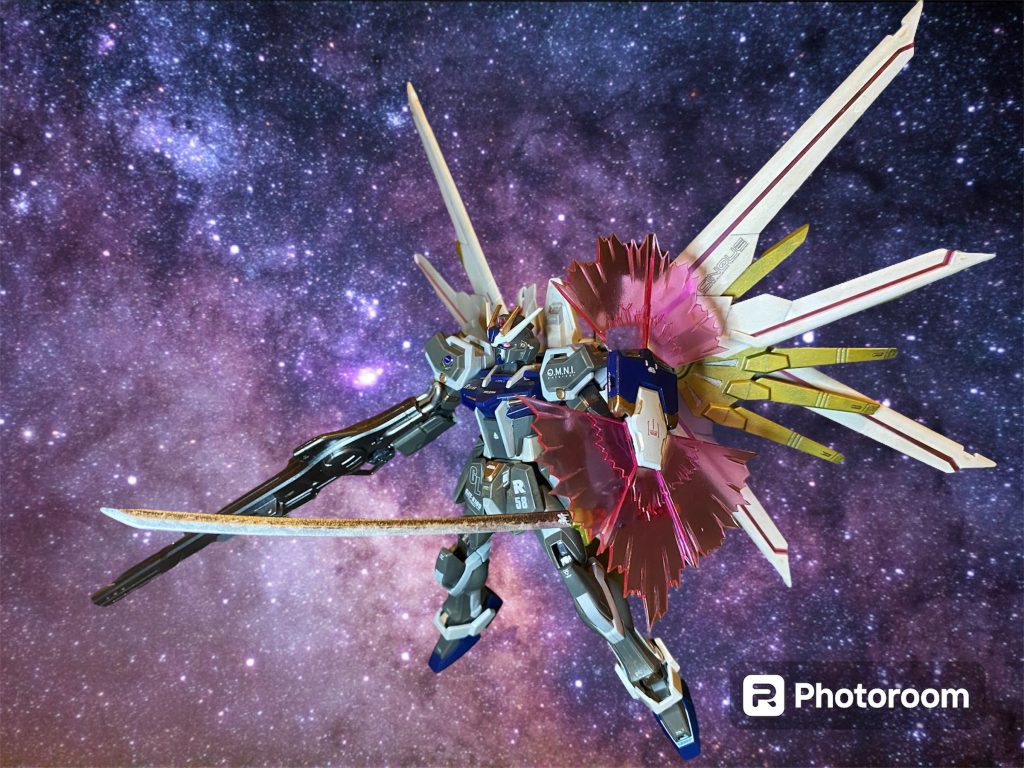 エールストライカー武器セットのジョイントで対応出来なかったので、ストライカーパックと2軸ジョイントの互換パーツだけ簡単に自作してプラウドディフェンダーを装備させました。劇場版ではかつての愛機との絡みも色々熱かったんで、ストフリへと託す為にプラウドディフェンダーを背負って戦場を駆けるストライクっていうのも有りだなと思いました(zaku-kao3)ありがとう御座いました❣️