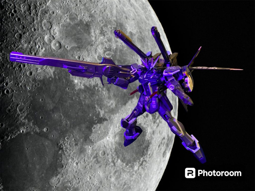 同時代のMSの主兵装がビーム兵器に移行したことや、パイロットの生存性を考慮しなくて良いことなどから、初期GATシリーズに採用されたフェイズシフト装甲は搭載せず、ロービジの軍用塗装を基本としている。量産機としての完成度の高さから、本機を好んで使用する大西洋連合のパイロットも多く、有人機仕様にはトランスフェイズ装甲の発展型が搭載されている。