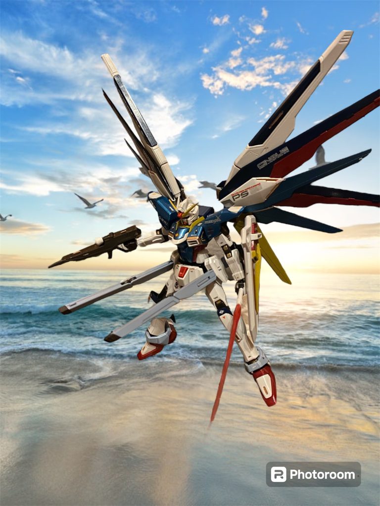 反面、原型機の最大の特徴であったニュートロンジャマーキャンセラー搭載の核エンジンは、ユニウス条約の内容に抵触するため採用が見送られ、バッテリー動力機となっている。