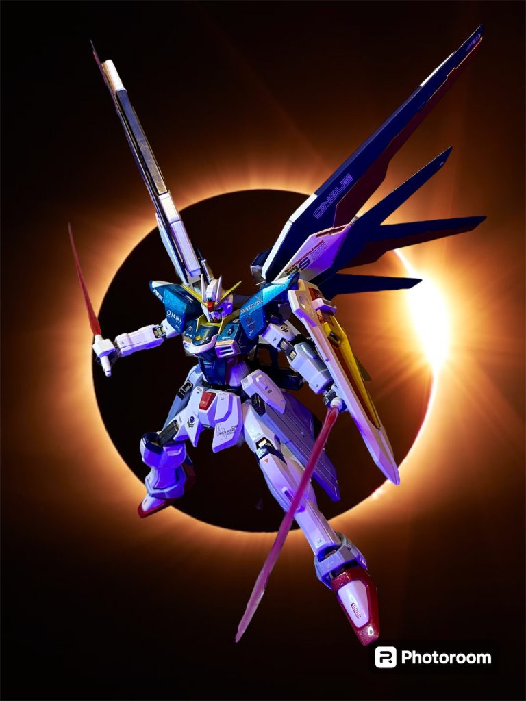 ZGMF-X10R フリーダムRは、喪失したフリーダムの再生産機として、連合・ザフトの技術供与を基礎に、オーブのモルゲンレーテ社が建造した機体である。フリーダムの原型機に非常に近い形で再現されており、ほぼ同等の外観を持つが、実戦を考慮していない為、フェイズシフト装甲の電圧は式典等で見栄えするカラーリングに調整されている。