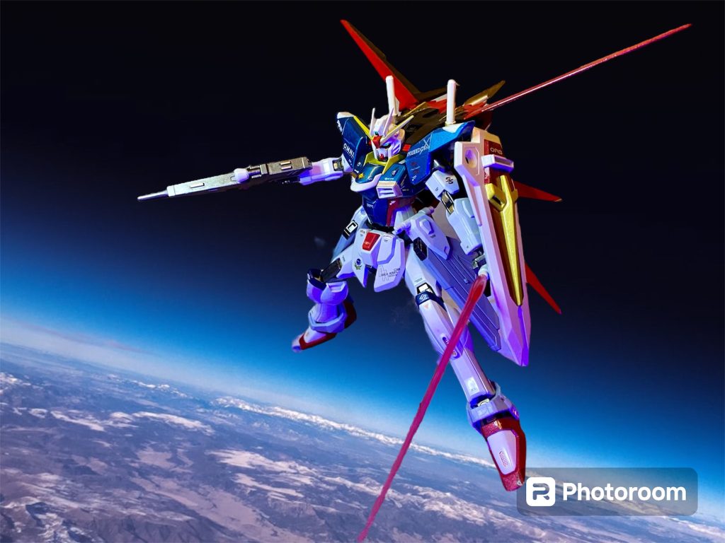 機体名のRはreproduction(再生産)のほかに、rebirth(戦後復興)、replica(模造品)等を意味している。連合・ザフト両陣営の技術が一つの機体となって、戦争を終わらせるため戦場を駆けたという英雄譚は民衆の心を掴み、国民感情の歩み寄り、和平への大きな推進剤となったことは否定出来ない。