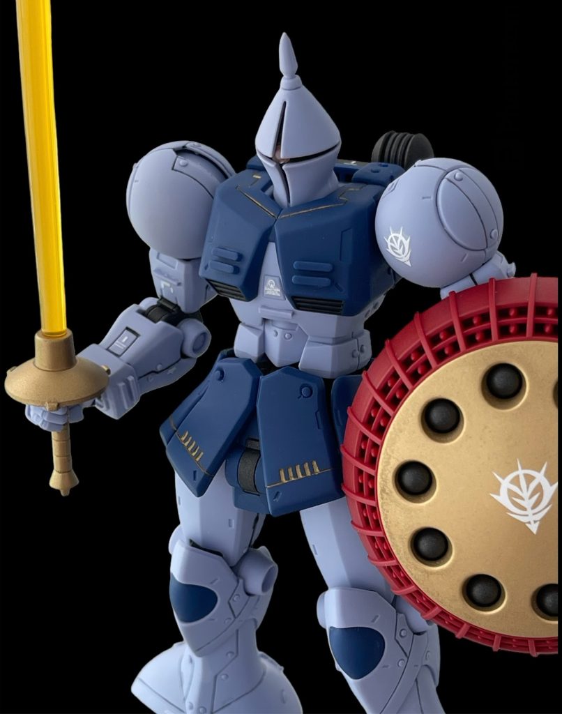 以前は肩にメタルパーツを付けていましたが、他の箇所との一体感を出すためにここも伸ばしランナーによるリベットに変更しました。