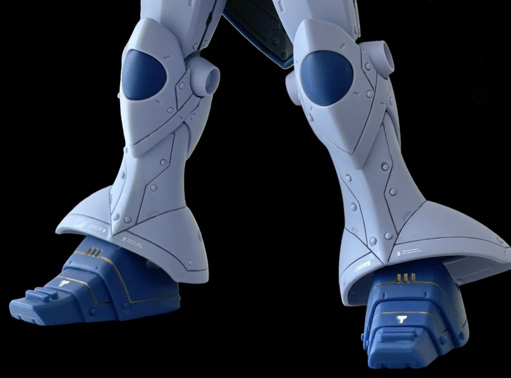 ギャン=中世の鎧のイメージならリベットが似合うはずだと思い、特に足回りは伸ばしランナーによるリベットを多めに付けてみました。