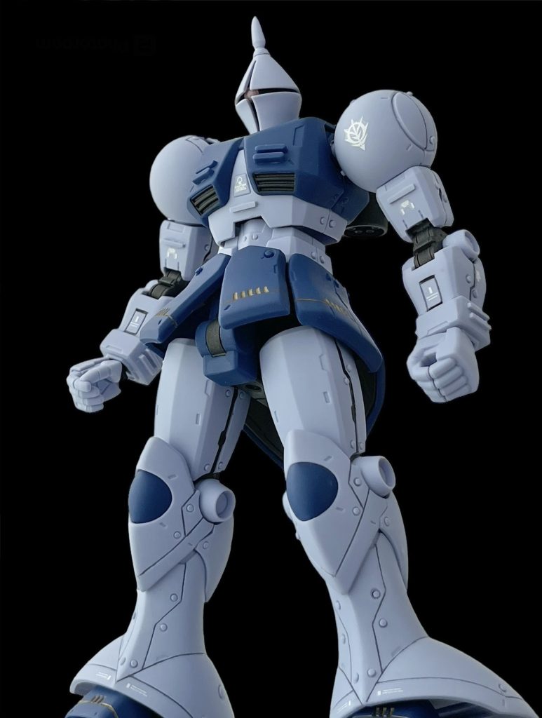 塗装はほとんどしておりません。・関節部&バックパック→黒鉄色・シールド&スジボリ箇所→ゴールド上記以外は未塗装で、ほぼ成形色仕上げです。