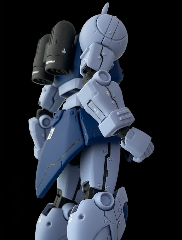 モモパーツの段落ち処理部を関節部と同じ色で塗る事で、モモの外装パーツで内装パーツを挟み込んでるように見せたかったのですが、技術がないためイメージ通りにいきませんでした…