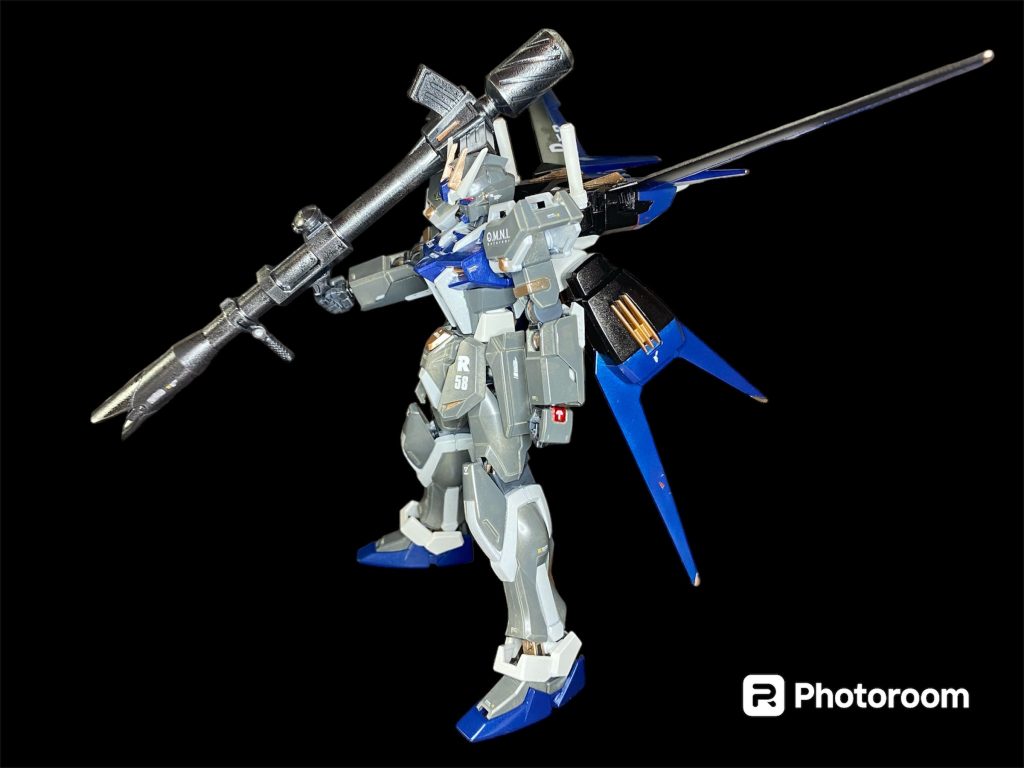 機体の設定上、どうしてもディアクティブモードのストライクと思われそうなカラーリングですが、あくまで宇宙世紀の〇〇プラスシリーズ的な、ロービジカラーとして塗装しました。(自分の中では一時期ストライクモノクロームと名付けてました)目が赤いので、悪役枠としてもイケそうです笑