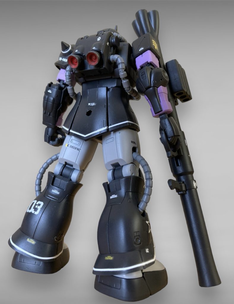 後ろ塗装はボディはミッドナイトブルー、紫部分はMSパープル、太腿などの白っぽい部分は調色したオフホワイトのサフ、膝やスリッパ部分と武装はジャーマングレー、動力パイプはニュートラルグレー、関節はメカサフヘビィです。バーニアはスターブライトアイアンにして噴射口のみエナメルの赤色に。デカールは余りまくっていたオリジン用の水転写 黒い三連星用を使用してラインデカールなどもたくさん貼ってみました。
