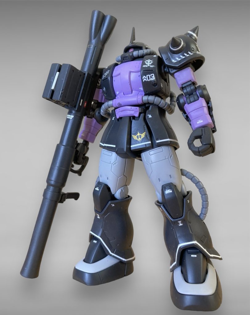 前面（少しあおりぎみ）改造は頭部の上下幅つめ（約05mm）、腰を延長（0.8mm）。また右肩のショルダーシールドはあえて装備させず少し身軽な印象にしてみました。バズーカの弾倉は2連タイプにしています。これはGHL（ガンダムホビーライフ）の最新版23にあったザクが持っていたのがカッコよくて真似しました。試作仕様っぽくスコープは外しています。また改造ではないかもしれませんが胸部は余剰パーツを使ってC型→S型にしています