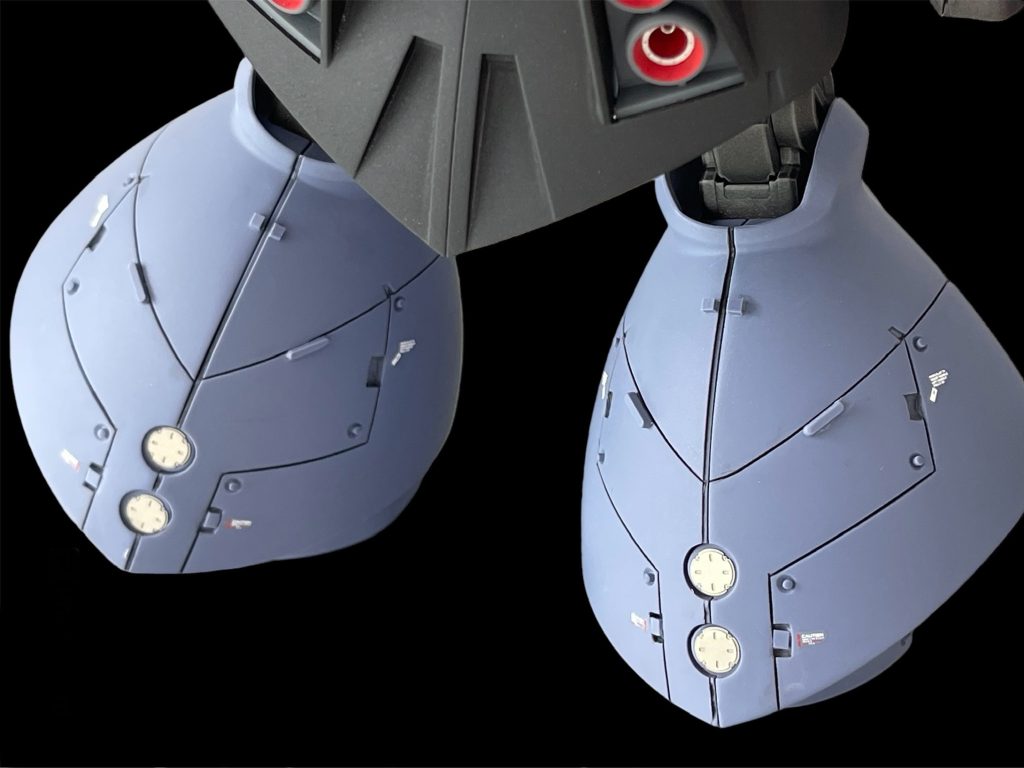 スカート裏はスジボリを少し入れて、ランナーの切り出しパーツなどを貼り付けました。スジボリとランナーパーツの組み合わせは、未塗装でも比較的手軽にディテールアップが出来るので気に入ってます。ゲート跡を隠すために貼ったりもしています