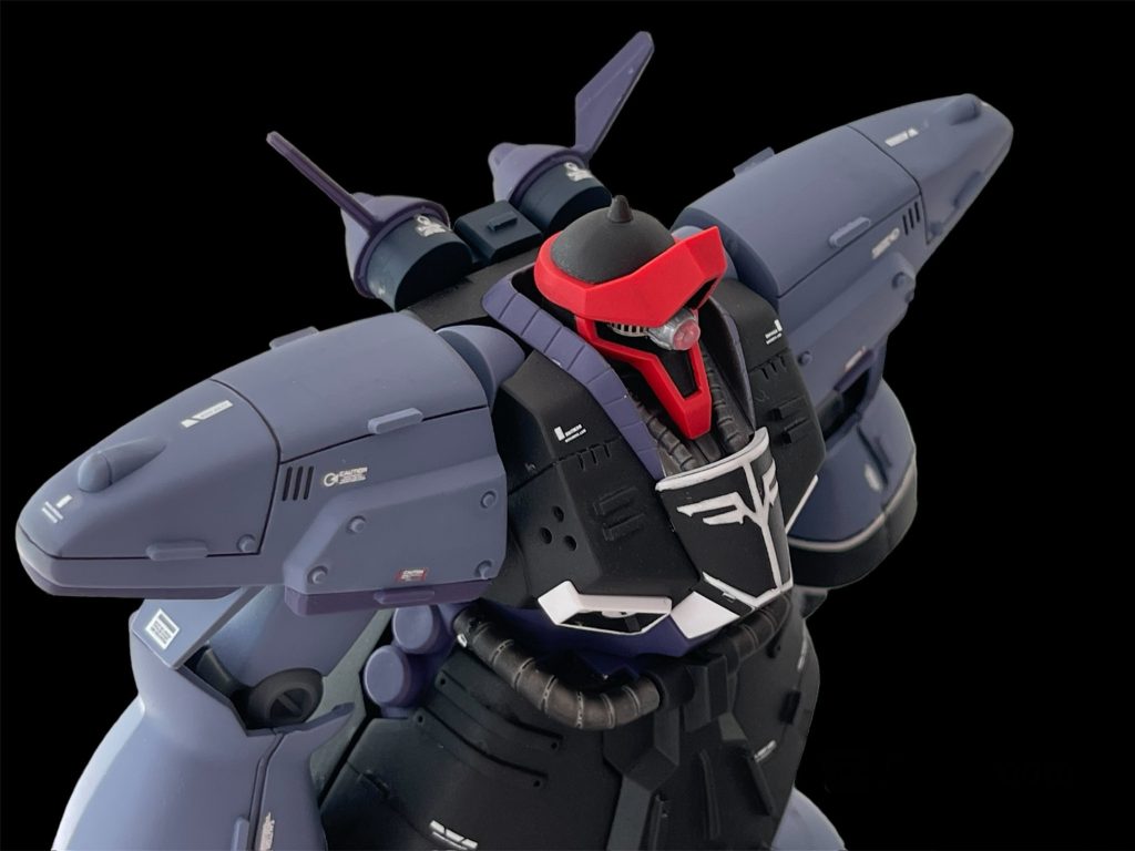 肩周りもランナーパーツを多めに貼り付けています。合わせ目隠しのためのデカール…