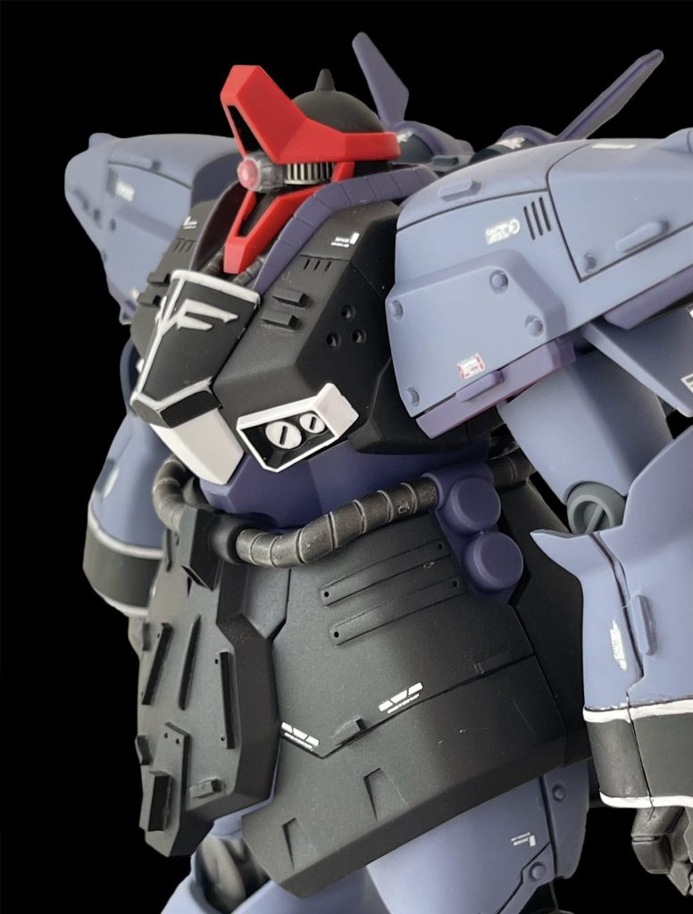 少々やっつけ感のあるモノアイ周りは、エッチングパーツをモノアイレールに見立てて貼り付けています