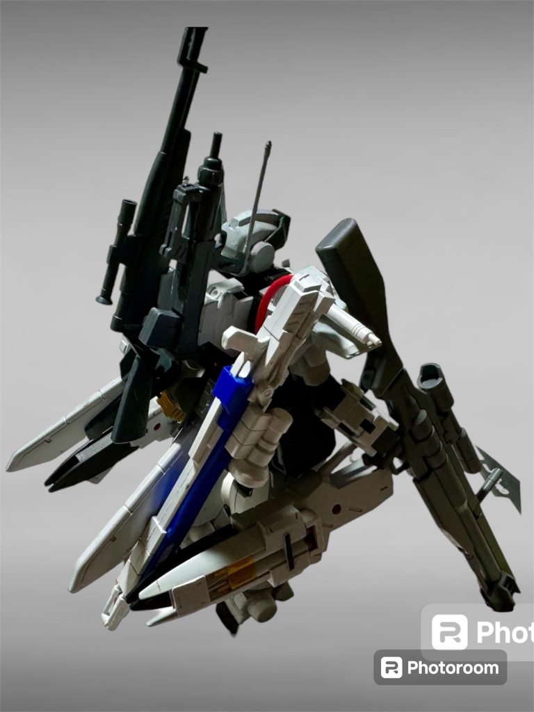 斜め上からの全体像バックパックには自作ウェポンラックが有りマシンガン、対MS用狙撃銃をマウント