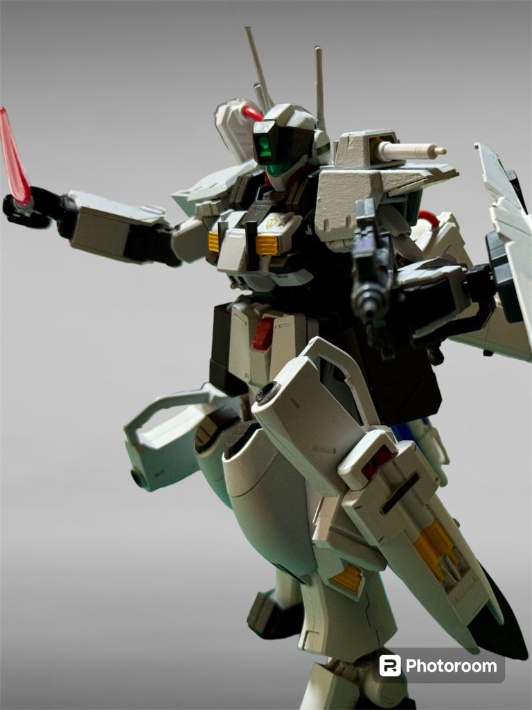 搭載火器の殆どは撃ち切り方式の為弾切れの際はドンドン放棄していきます。恐らく最後に残るのはビームサーベル、腕部ビームガン、胸部旋回式バルカン砲のみに…