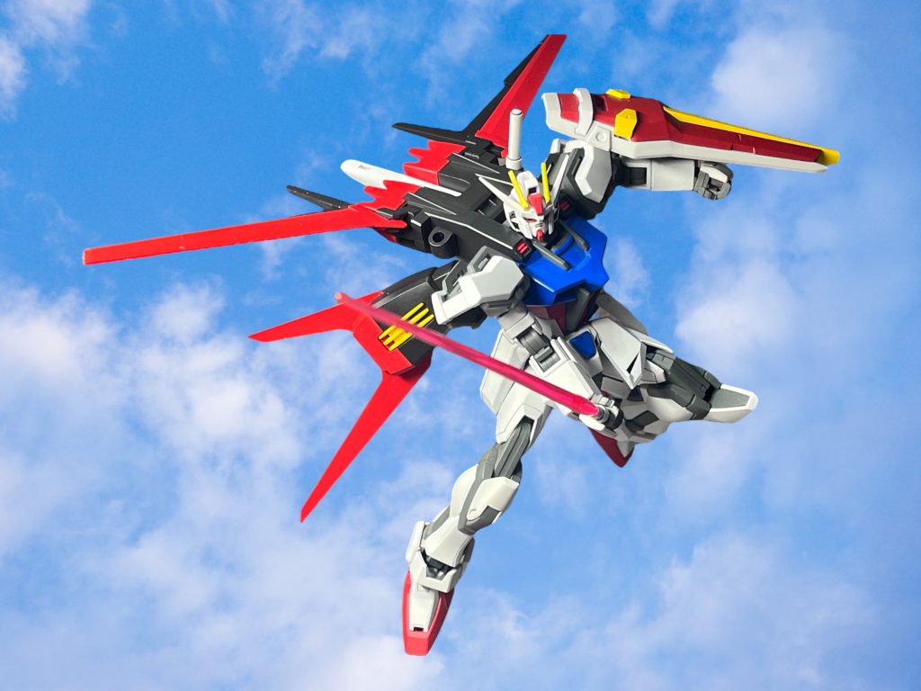 お決まりのSEED撃ちはビームライフルを紛失してしまったので、個人的にあまり使用しないビームサーベルエフェクトでポージング。曲げ加工をしていないので動きの表情付けが難しいですね。