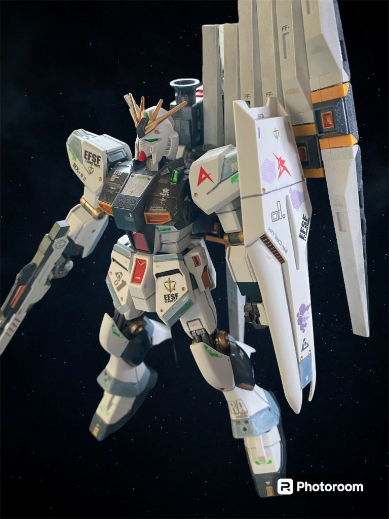 今回はHGUCニューガンダムです。2008年発売当時に購入し、素組に、軽い部分塗装、デカール仕上げでずっとしまってあったモノでしたが、この春に組んだRGハイニューガンダムがまだパチ組の段階でも素晴らしく、それに並べても見劣りしないくらいのデティールアップを施そうと引っ張り出しました。