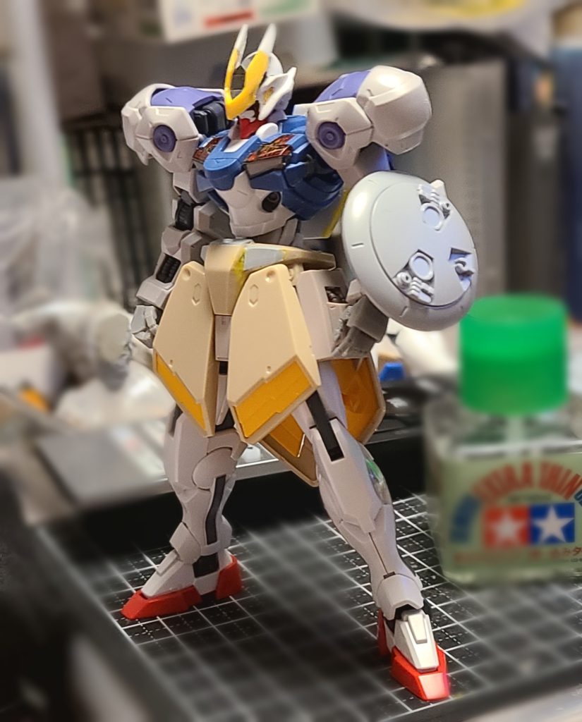 頭部:バルバトス腕部:キマリスヴィダール胴体:エアリアル改修型腰部:ガルバルディリベイク脚部:ダブルオー擦り合わせ等はしていますが、まとめるとこんな感じに。ちなみに、盾はビルダーズパーツのレドームを使用しています(のちのちモールドは敢えて削り落とし、段差を埋めてフラットな円形にしました)。ハンドパーツはプラロボ工房さんのものを使用しています。