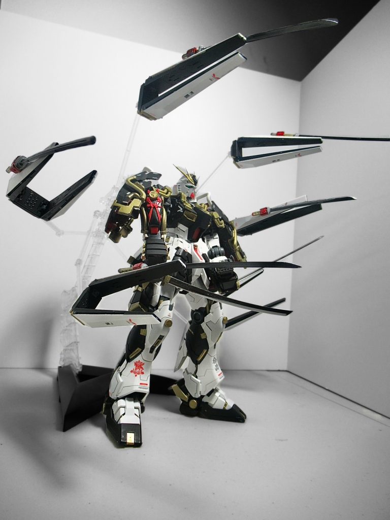 イメージはフィンファンネルが刀を装備してオートで戦闘態勢に入るような設定です。