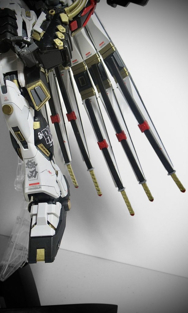 重力を無視した刀の装備と足に張り付けた「極刀」がオレガンダムのポイントです。