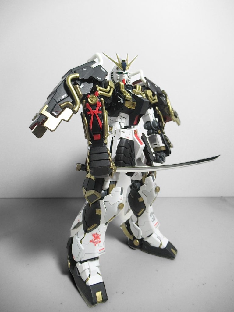 武者ガンダムの足パーツを腕に使ってみました。差し色の役割もあり、気に入っています。