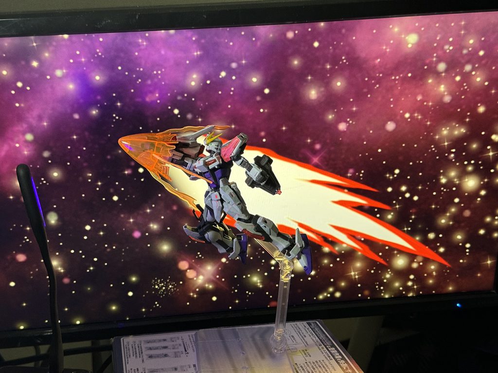 パンチエフェクトのアザーカットです。背景はPCモニタで、噴射のエフェクトはお絵描きツールで描き、フリー素材の宇宙に乗せてみました。ライティング、位置など、撮影は激ムズでした。