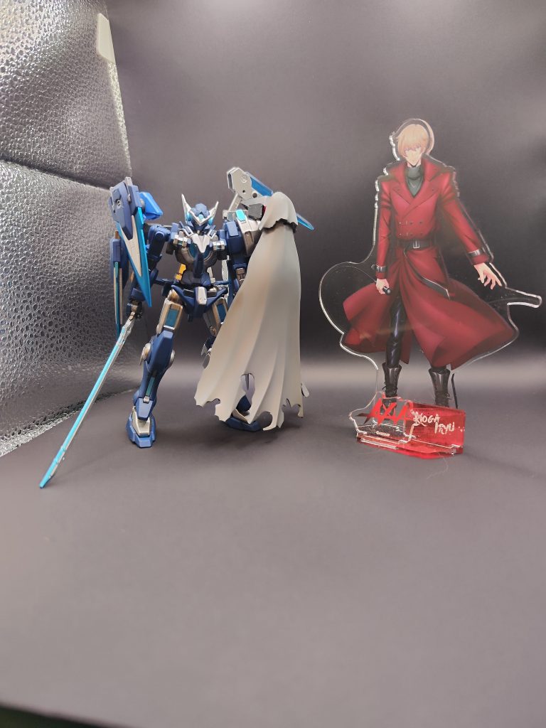 本ガンプラを部品として行使する伊龍恒河と2ショット「忘れないで下さい。あなた達は私の音楽を奏でる為の部品です」