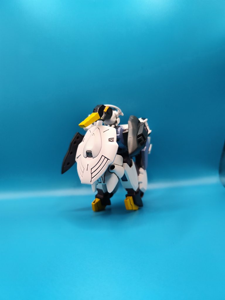 おぉ!、ペンギンっぽくなったけど、もう一押しが欲しいかな?と思い、嘴を黒く⚫して、上顎と下顎の噛み合わせの部分から黄色🟡がはみ出てる感じになってゆきました。