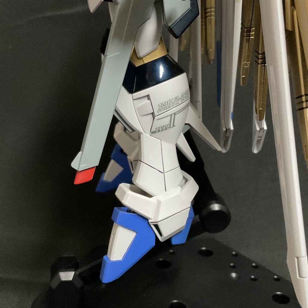 レール砲に隠れてあまり見えないふくらはぎのデカール