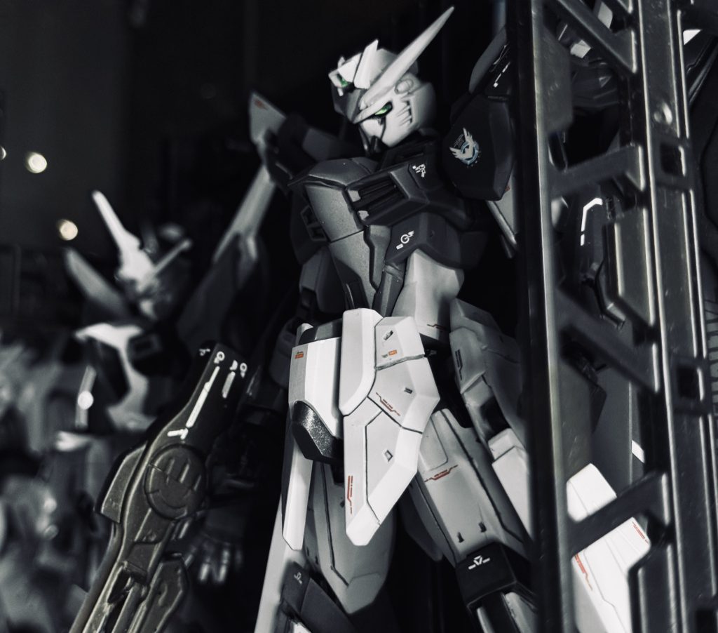 〜恥ずかし機体設定〜ファウンデーション戦にて大破したSTTS-909ライジングフリーダムをベースに第一次ヤキン・ドゥーエ戦時から保管されていたX10Aフリーダムのパーツを使用し修復された機体。搭乗者のシン・アスカの戦闘スタイルを加味し、STTS-909ライジングフリーダムのバックパックから変更され、新たに新造。VPSの発する機体色は搭乗者の希望でZGMF-A/42S2デスティニーspecⅡと同じ配色が成されている。この機体を見たものからは「これデスティニーじゃん…」等と言われる事から、機体の呼称はXceedと呼ばれている。また、使用されたパーツが主にザフト製の物であった為、製造はザフト主導にて行われた。従ってベース機となったSTTS-909ライジングフリーダムとは異なり型式番号はZGMFとなっている。