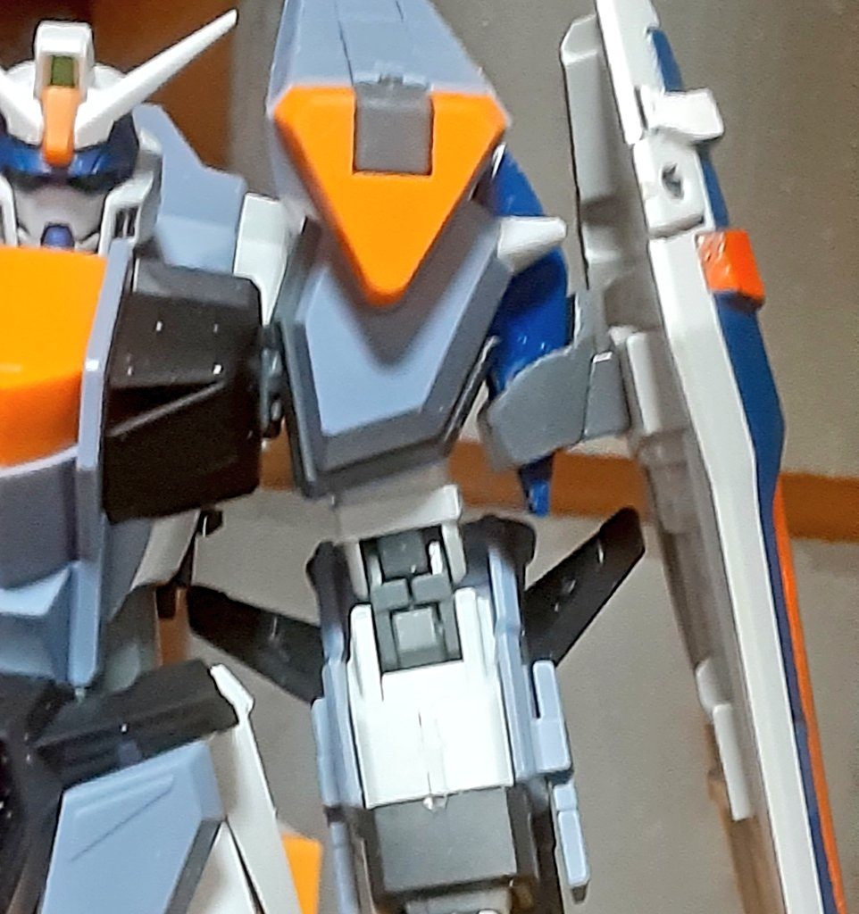 自作パーツでシールドを取り付けてます。取り外しも可能にしているので通常状態もできます。