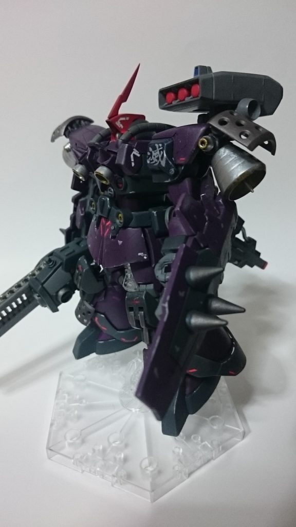 ほかのエースに回される案も出たが、機体の癖が強く、また彼らにはすでに自分用にチュ－ンされた機体が存在したために引き取り手が見つからなかったのだ。