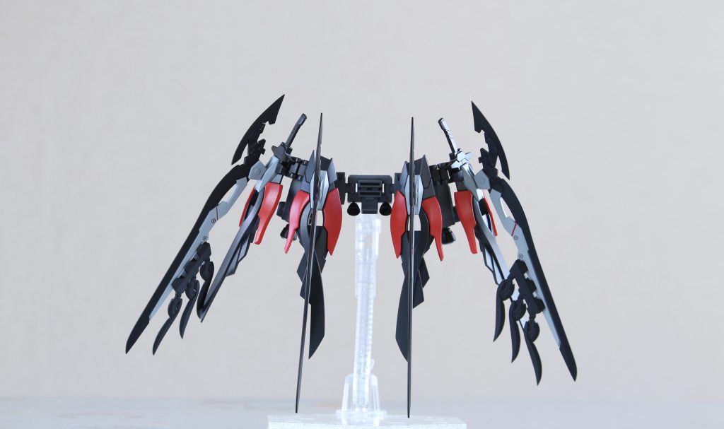 ▲バックパックウイングガンダムゼロ炎のバックパックを改造せずそのまま合わせています。ノワールのバックパックは黒色の部分が少ないのですが、黒い翼を表現するべく思い切って本体と同じ色にしています。