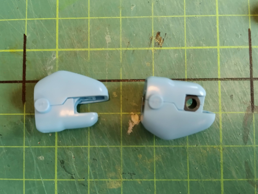 後ハメ加工その1。下腿部の合わせ目のために、ひざのPCを入れる部分を削り、下から差し込めるようにしました。