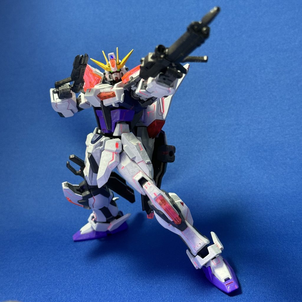 カラーレシピは次のとおりです。白…つや消し白+明灰色少々フレーム部分とシールドのハードポイント…下地は銀、明灰色2+黒1+つや消しクリア3を上塗り胸部…ティターンズブルー瓶武装・シールド…下地は銀、つや消しクリア黒を上塗り下腹部と両足…ガンダムマーカーのガンダムパープル赤…ガンダムマーカーのガンダムレッド黄色…ガンダムマーカーのガンダムイエロー