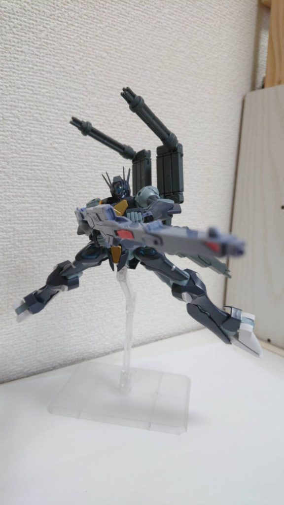 バスターズ専用武装のXOW-01s 高エネルギー長射程ビーム砲 レオロストは強力な遠距離武装。装甲の薄い量産機体ならかすめただけでも爆散するほどの威力を持つ。