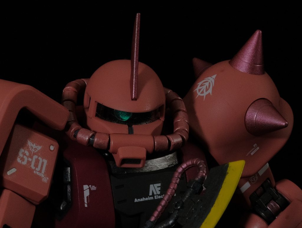 アンテナ、スパイク、動力パイプをメタリックなピンクを調色して塗装。